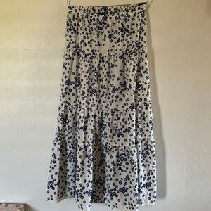 white with blue floral print tiered skirt | size: XS